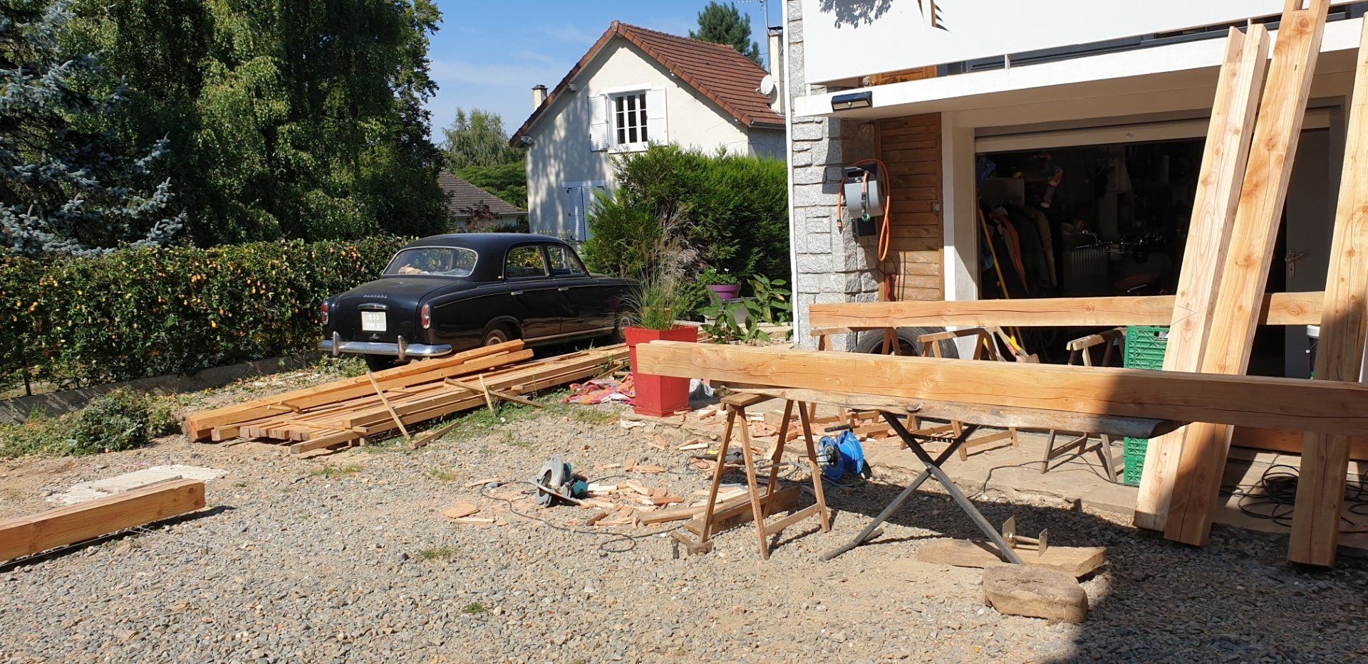 Planches de bois disposées sur des tréteaux