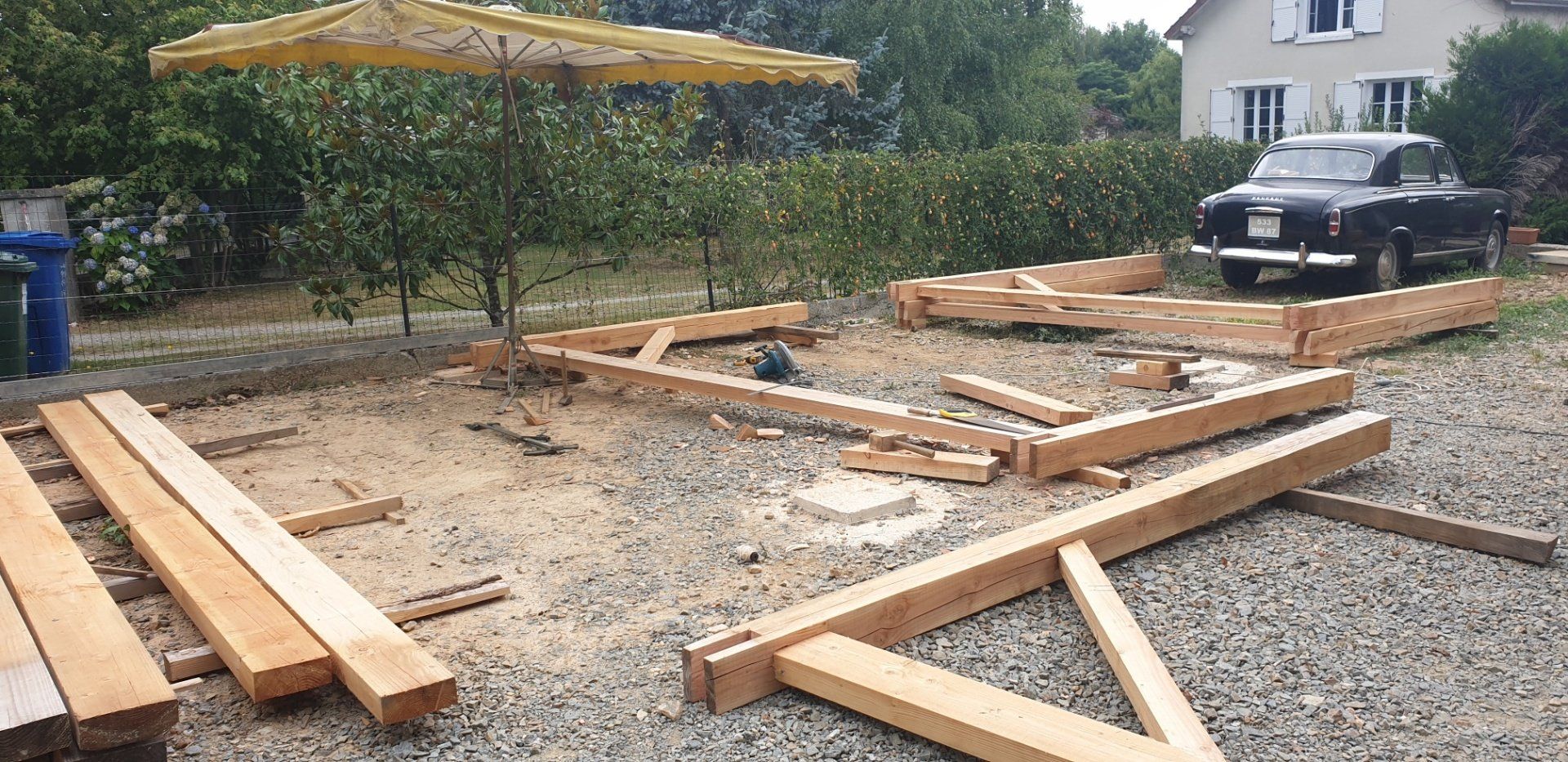 Planches de bois mises par terre