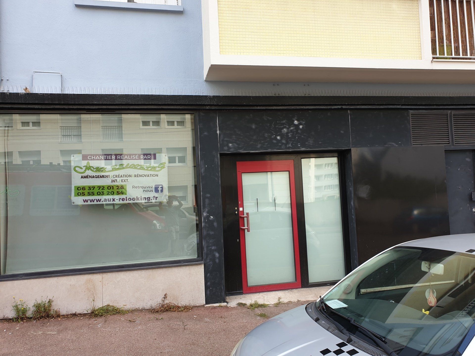 Extérieur vieillissant d'un local