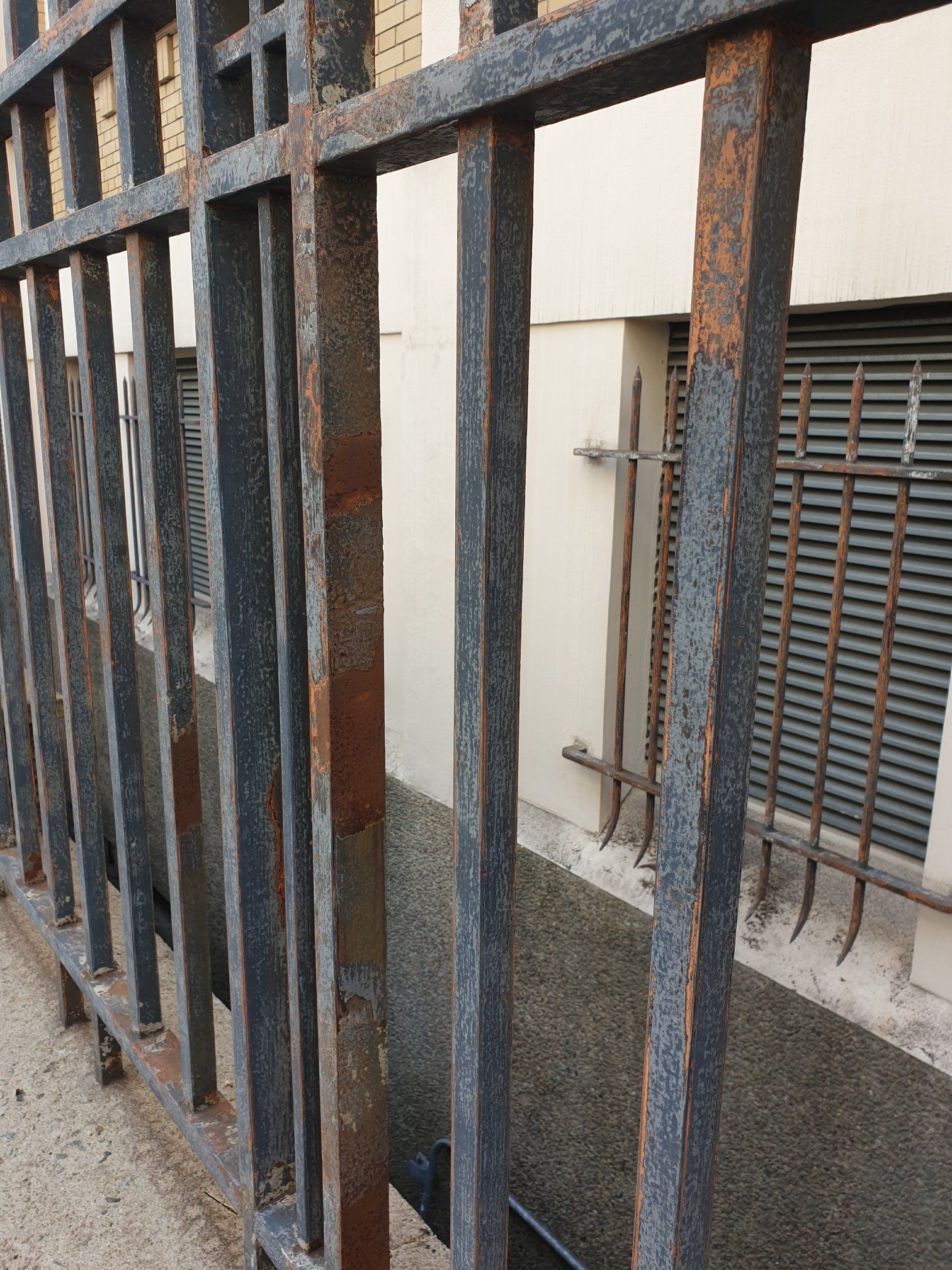 Grille rouillée avec de la peinture écaillée