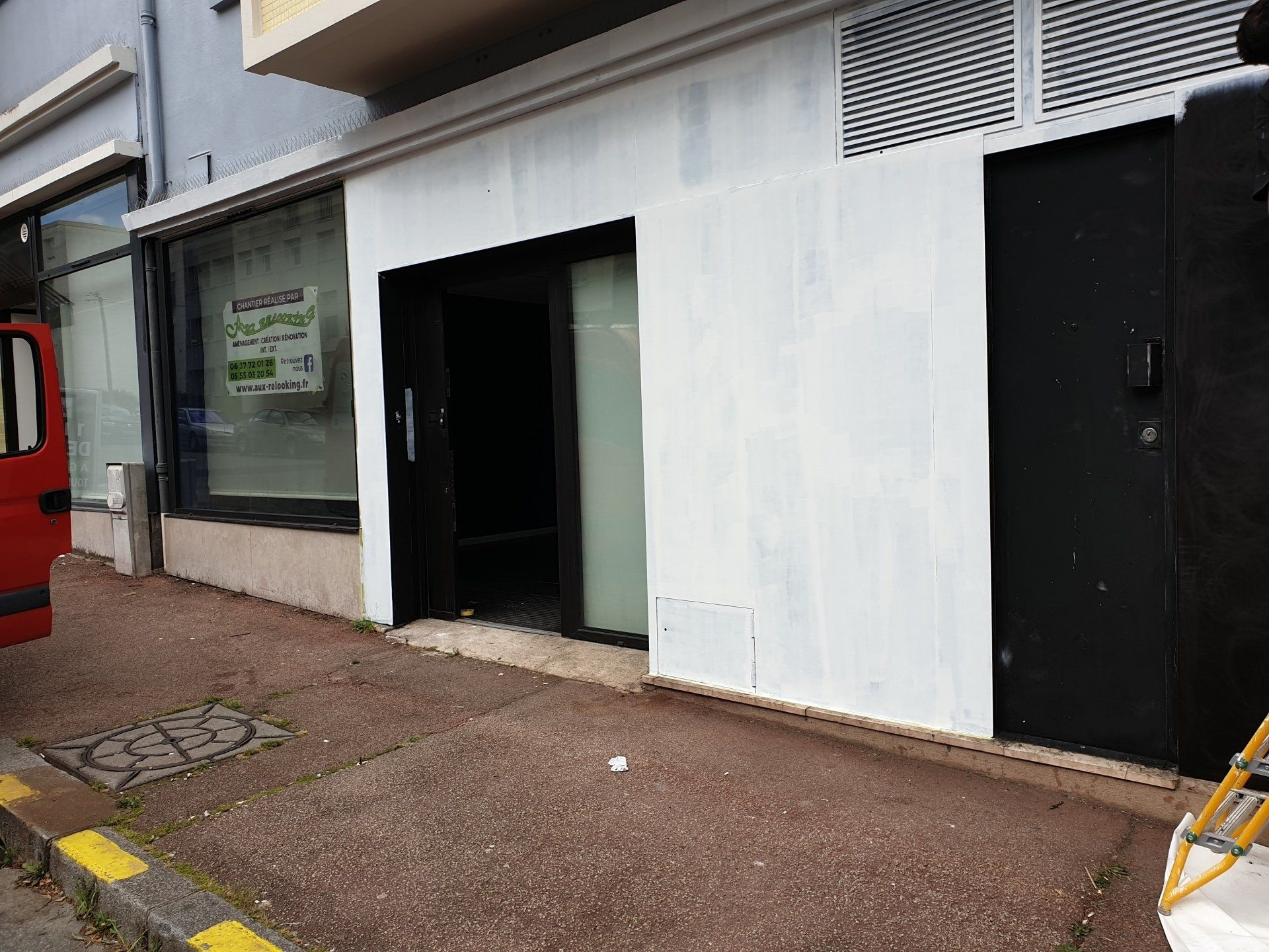 Vieux mur entaché avec une porte noire