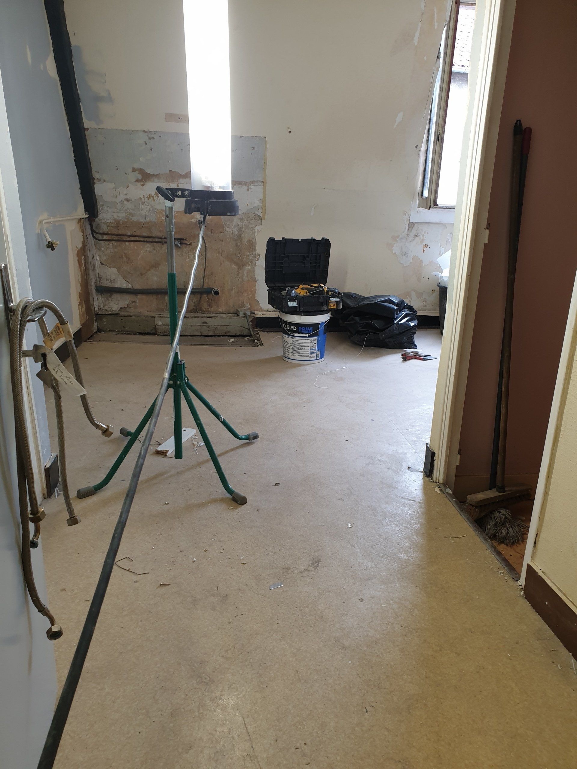 Pièce avant rénovation avec un trépier