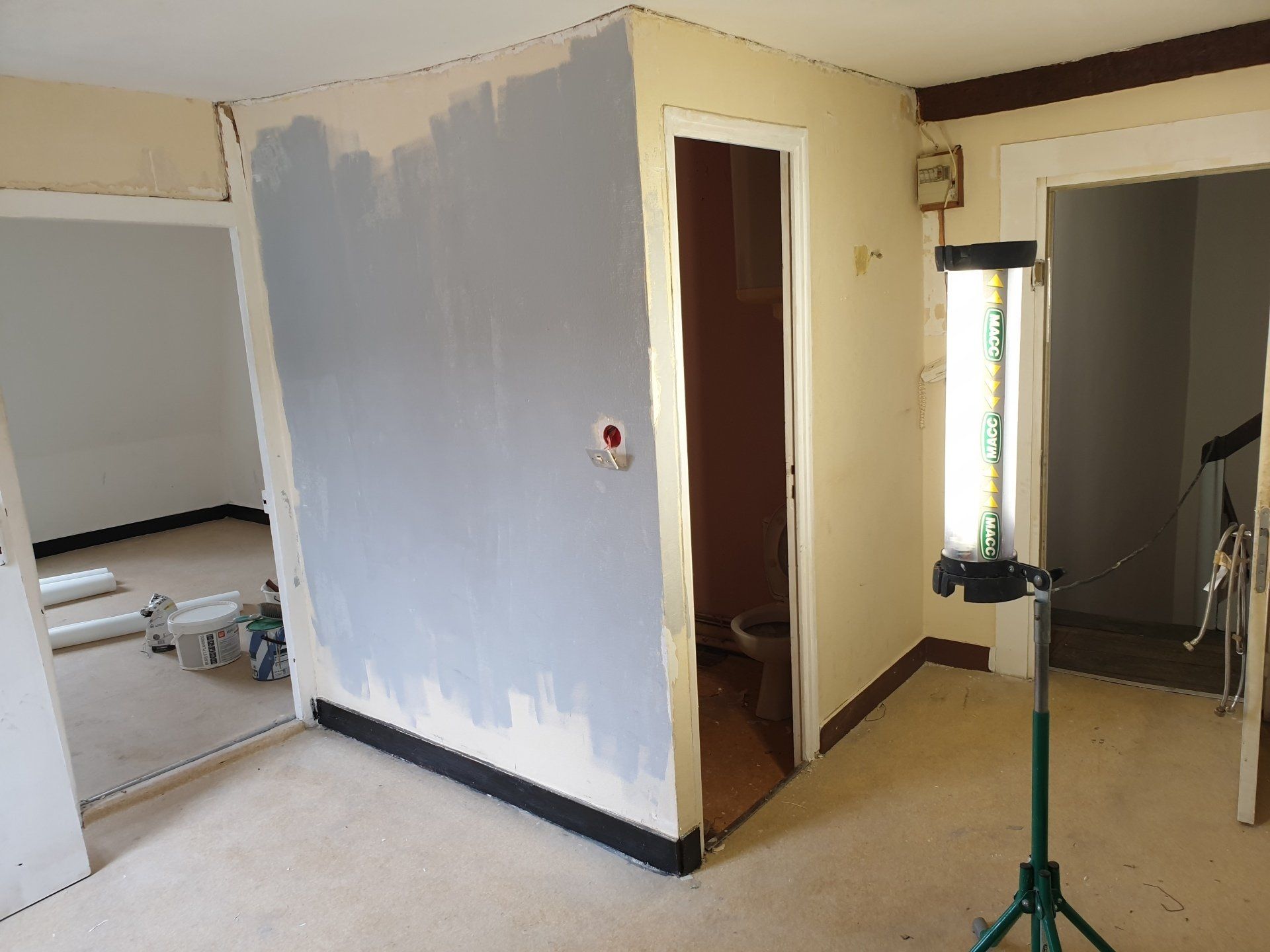 Mur en train d'être repeint