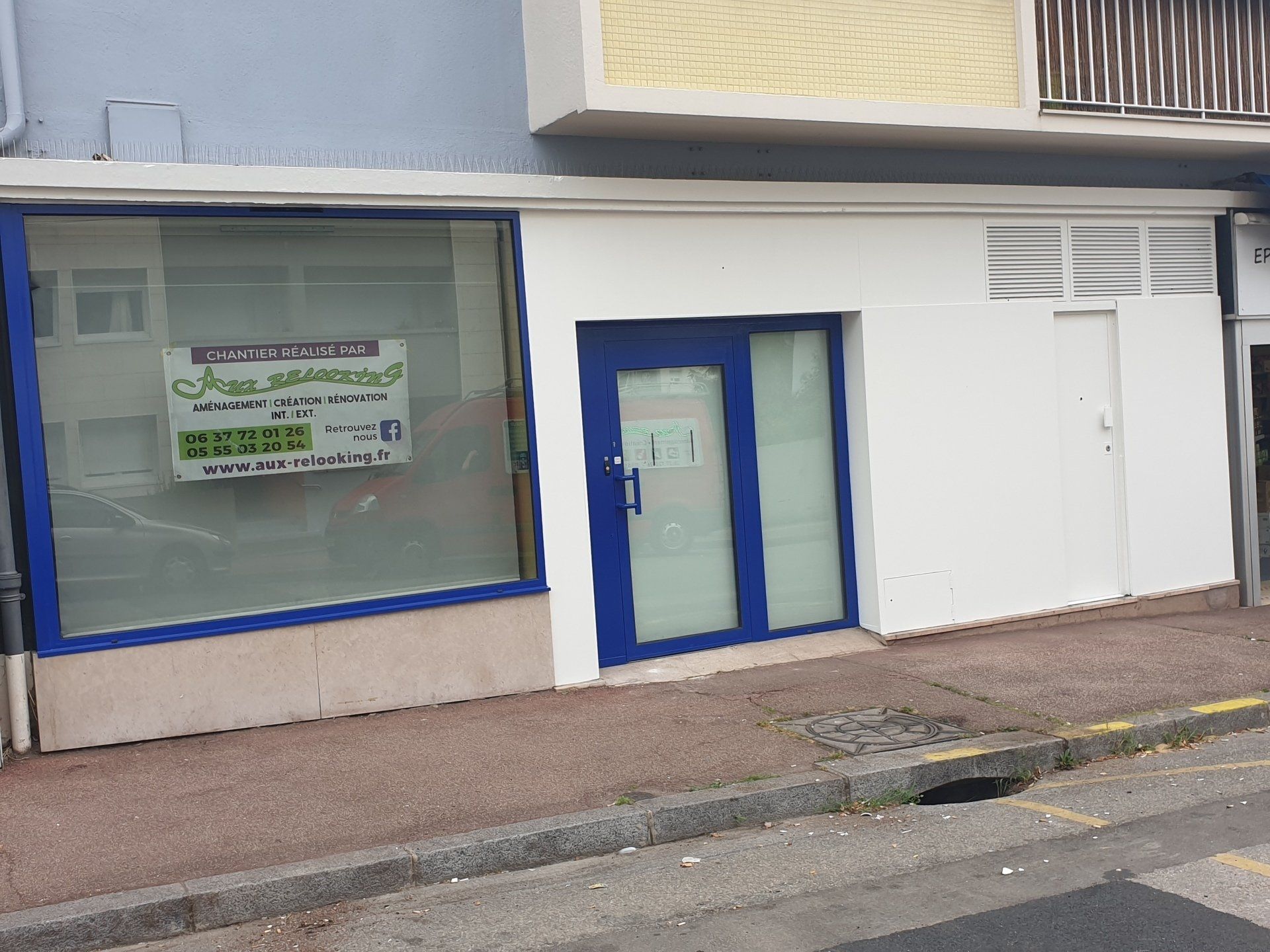 Extérieur rénové avec un écriteau Aux Relooking 87