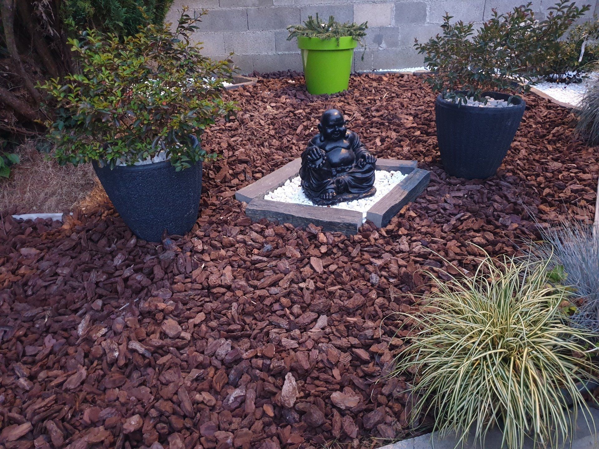 Balcon avec un fauteuil violet