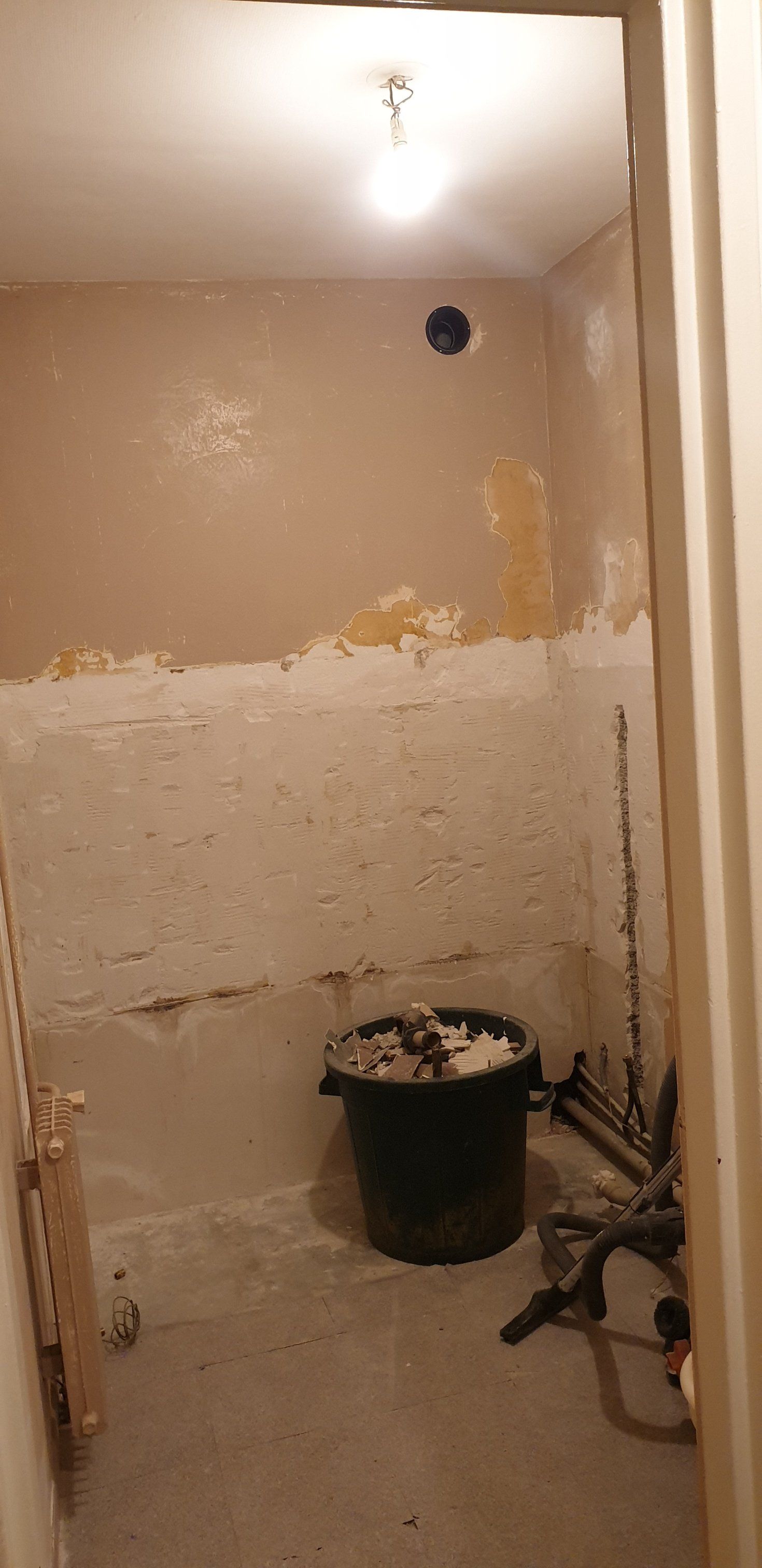 Pièce en travaux avec les murs nus