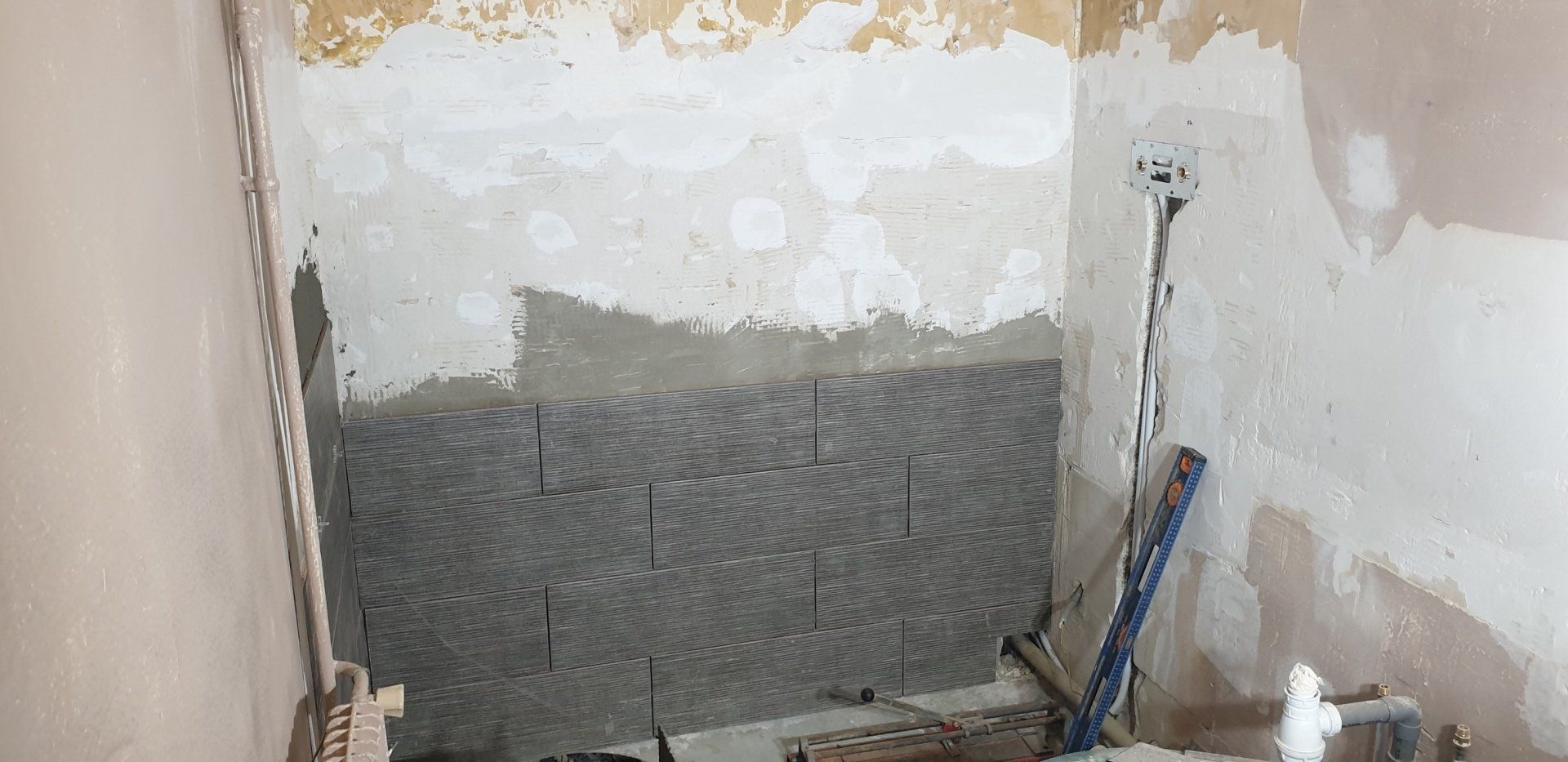 Pose de carrelage sur les murs