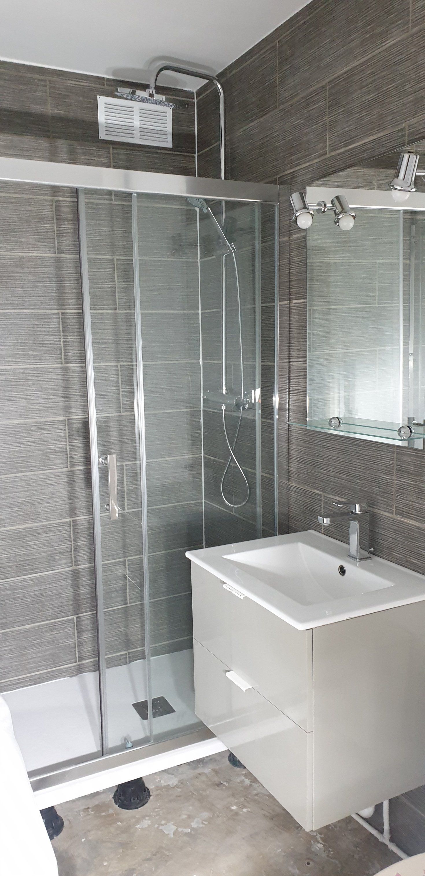 Salle de bain avec douche et vasque neuves