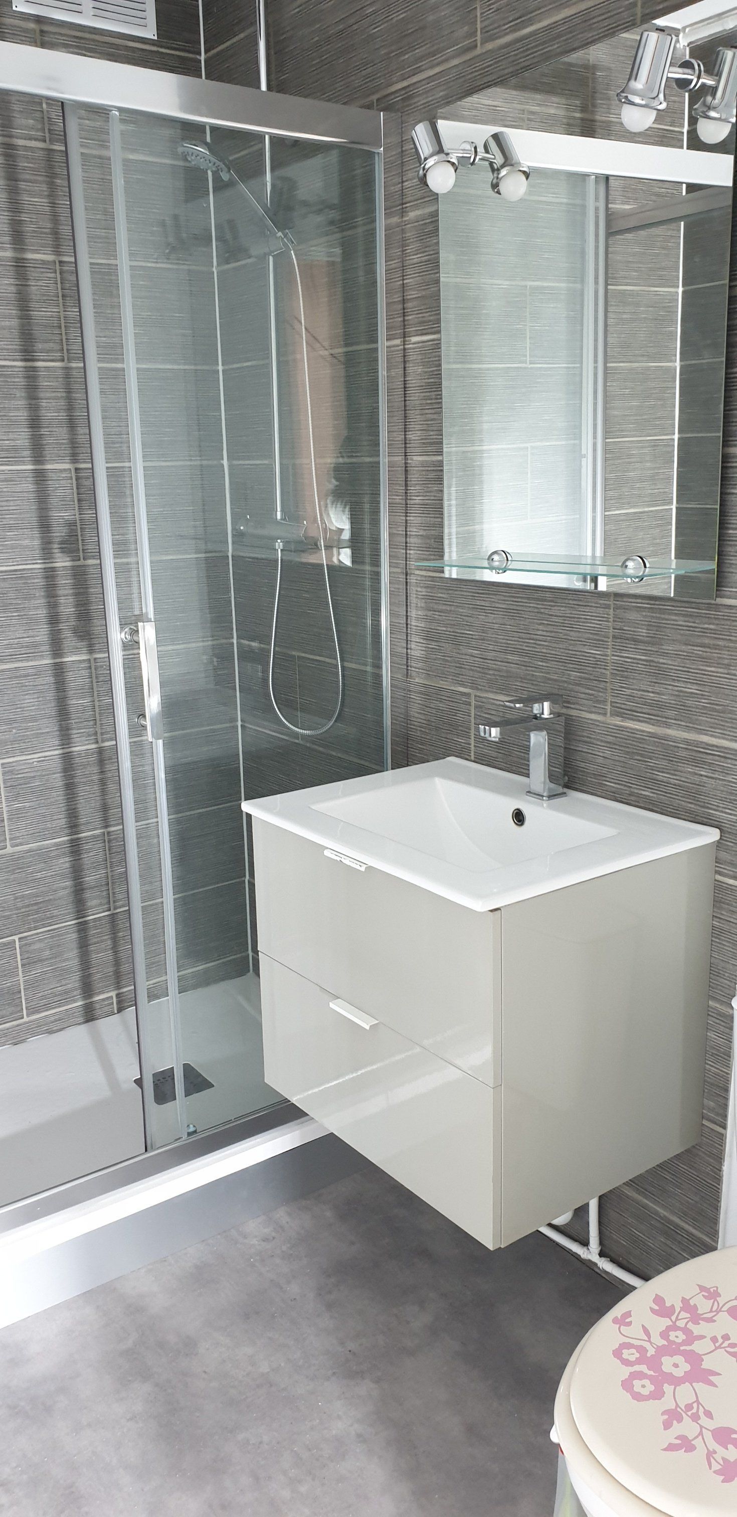 Salle de bain grise refaite à neuf