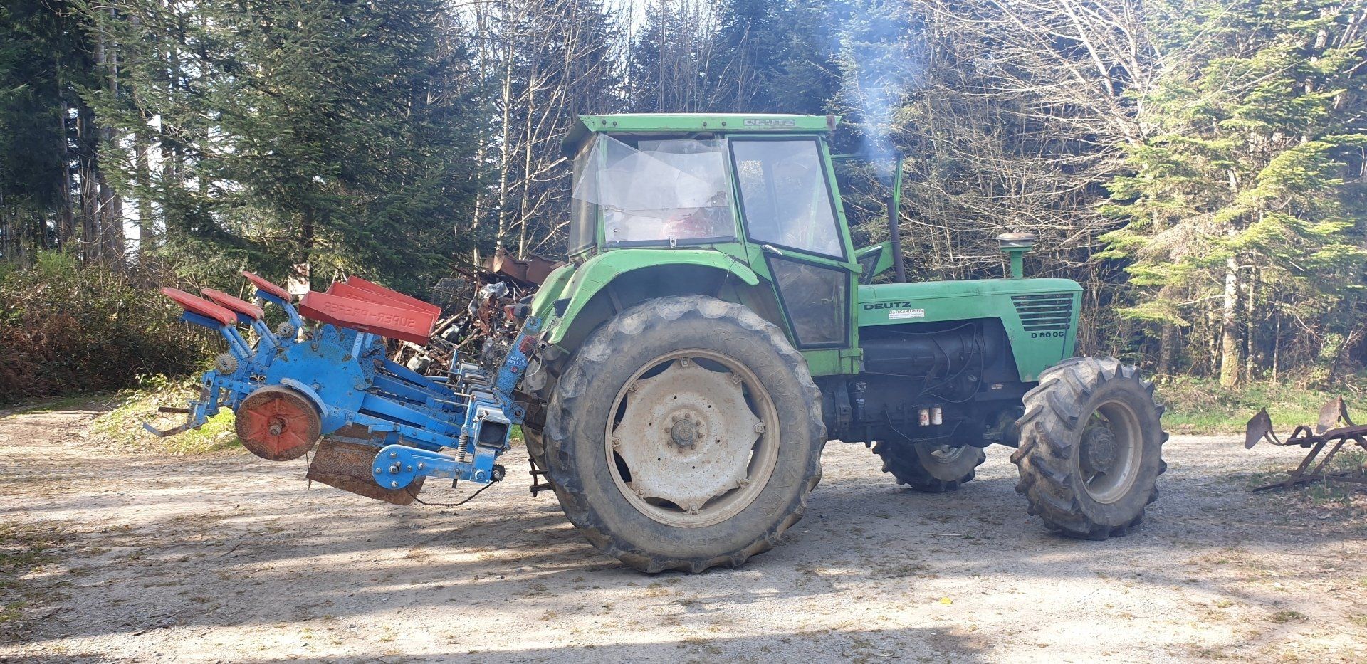 Tracteur servant à planter les pousses de sapins