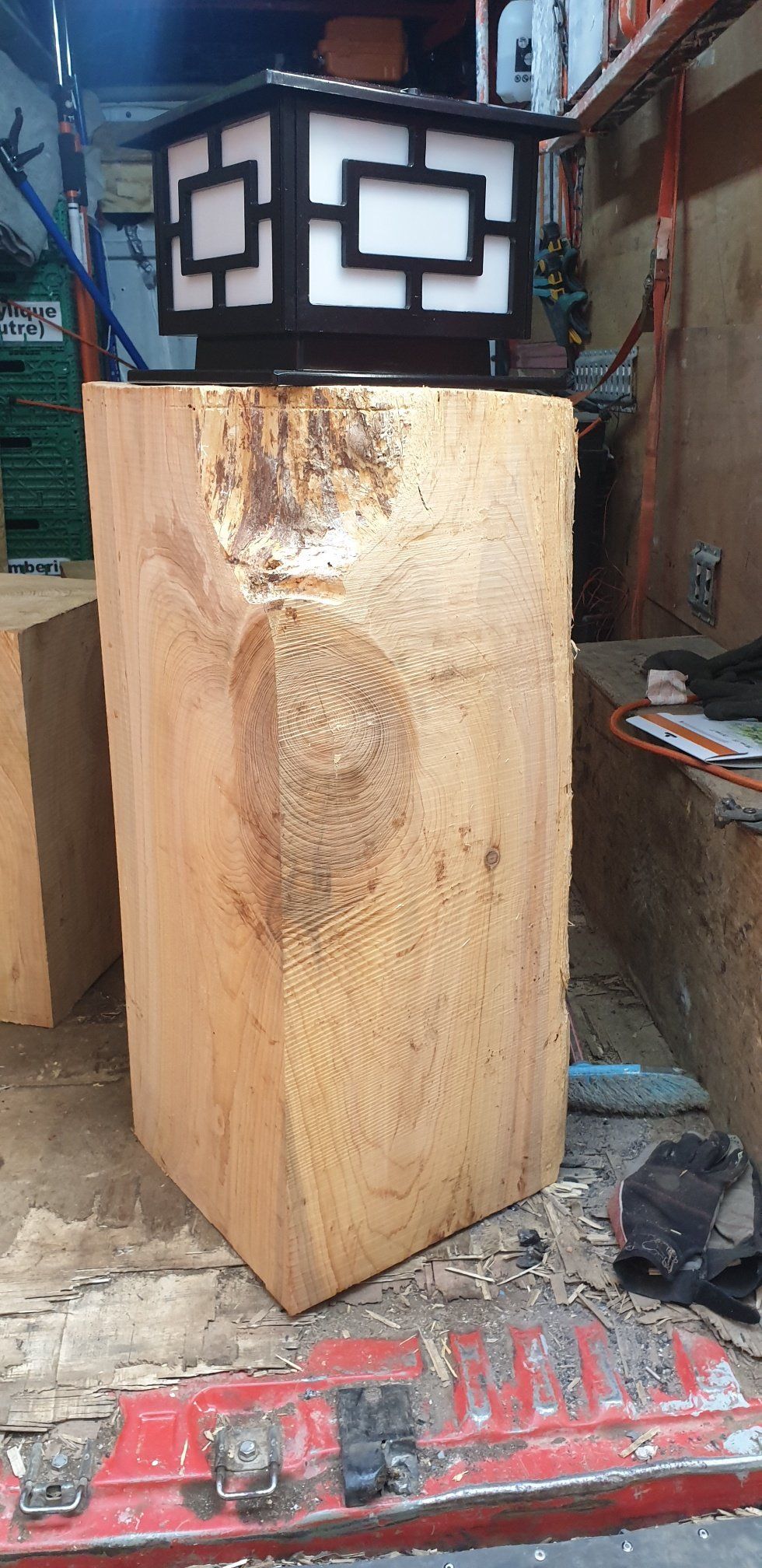 Pilier en bois servant de support lumineux