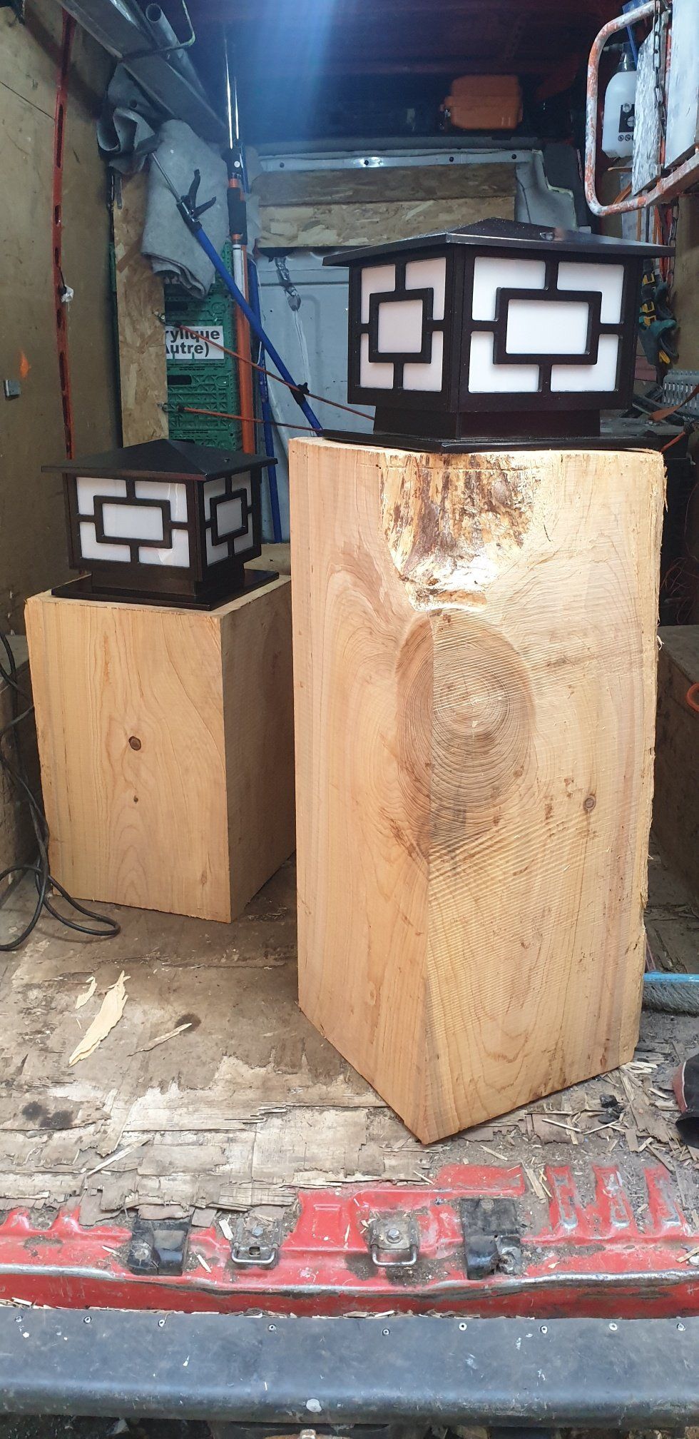 Deux piliers réalisés en bois