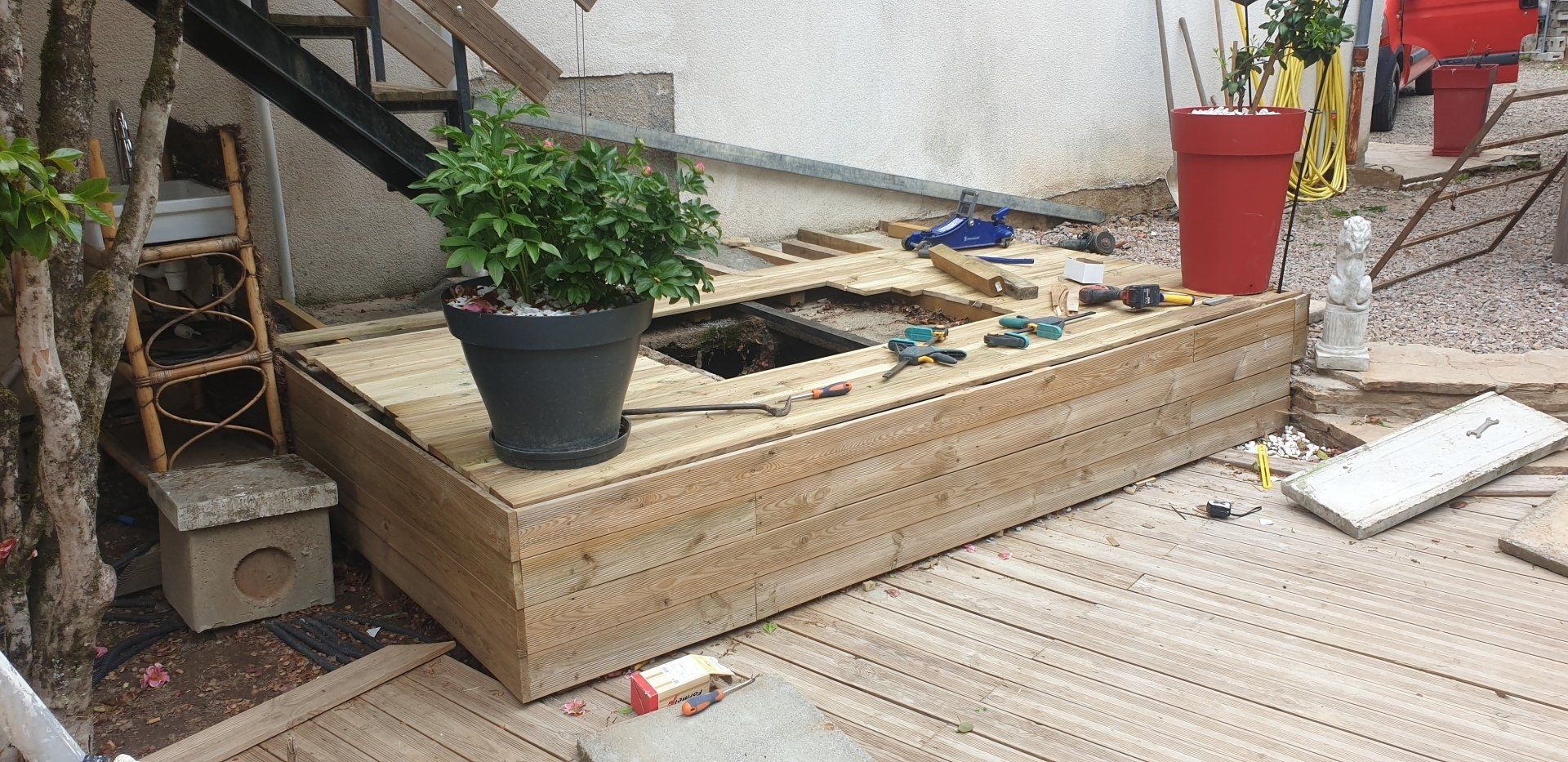 Terrasse presque terminée avec des plantes