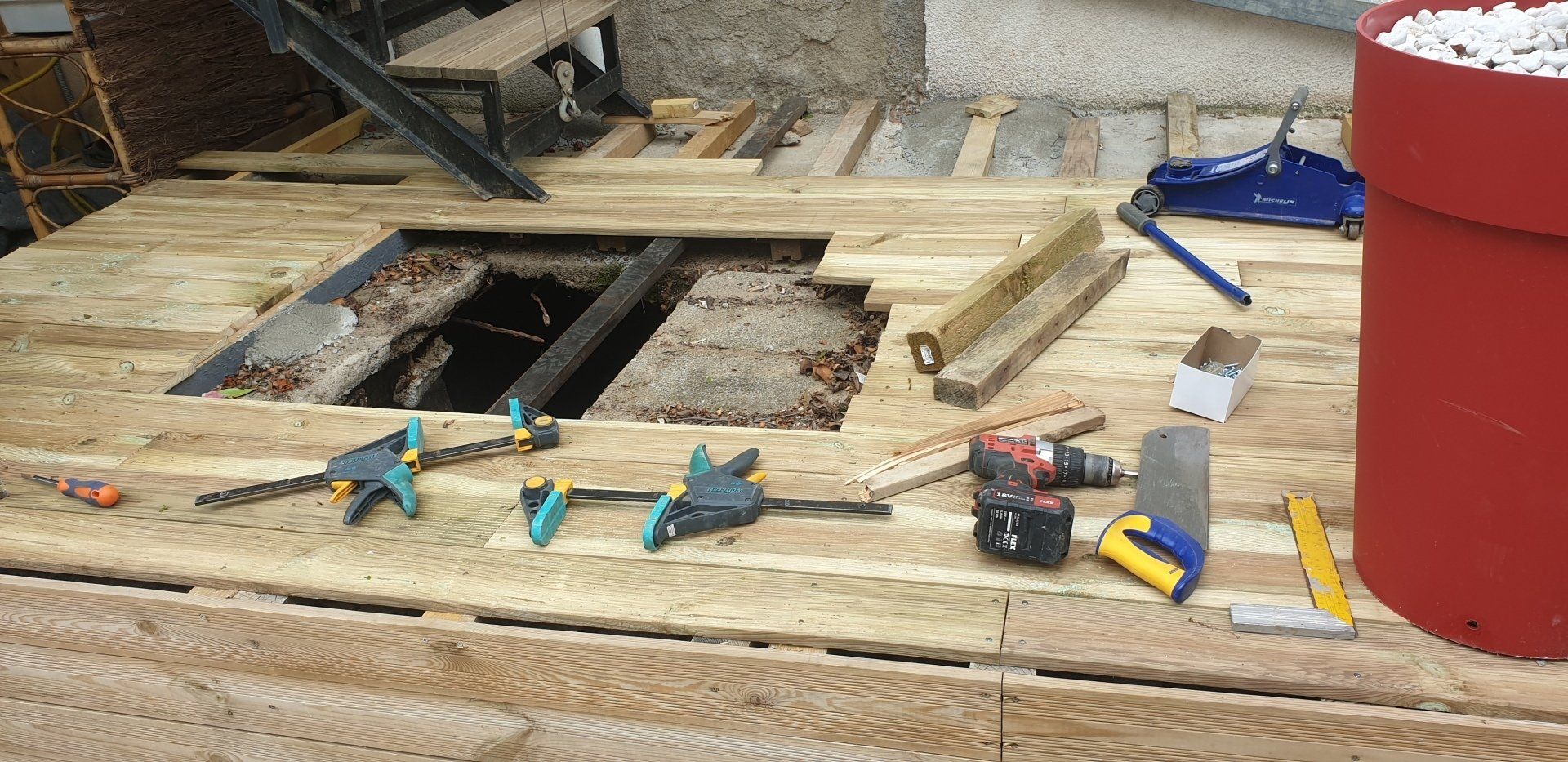 Terrasse en cours de construction avec des outils