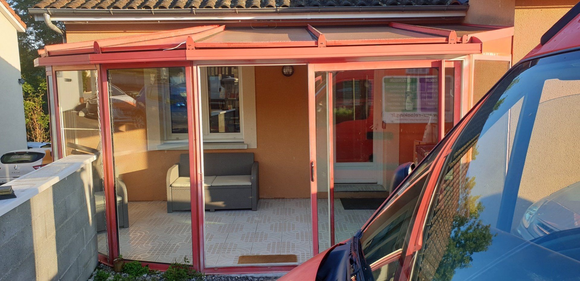 Véranda rouge entièrement rénovée