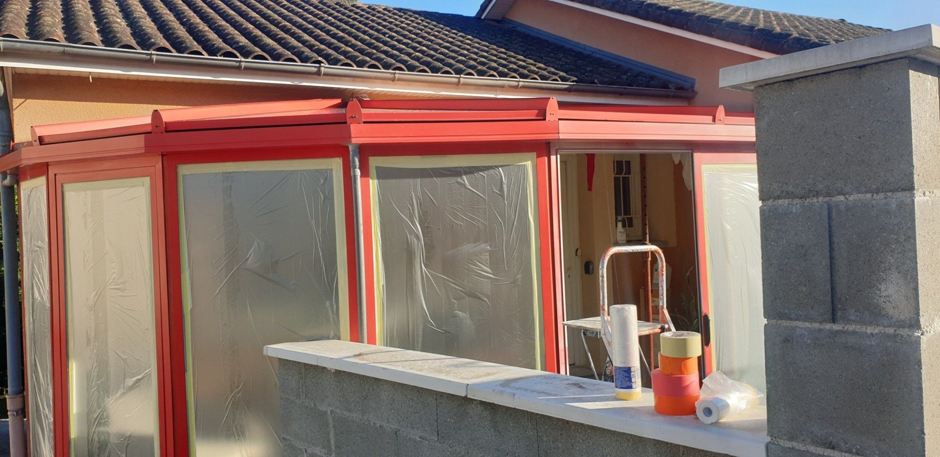 Véranda rouge dont la peinture sèche