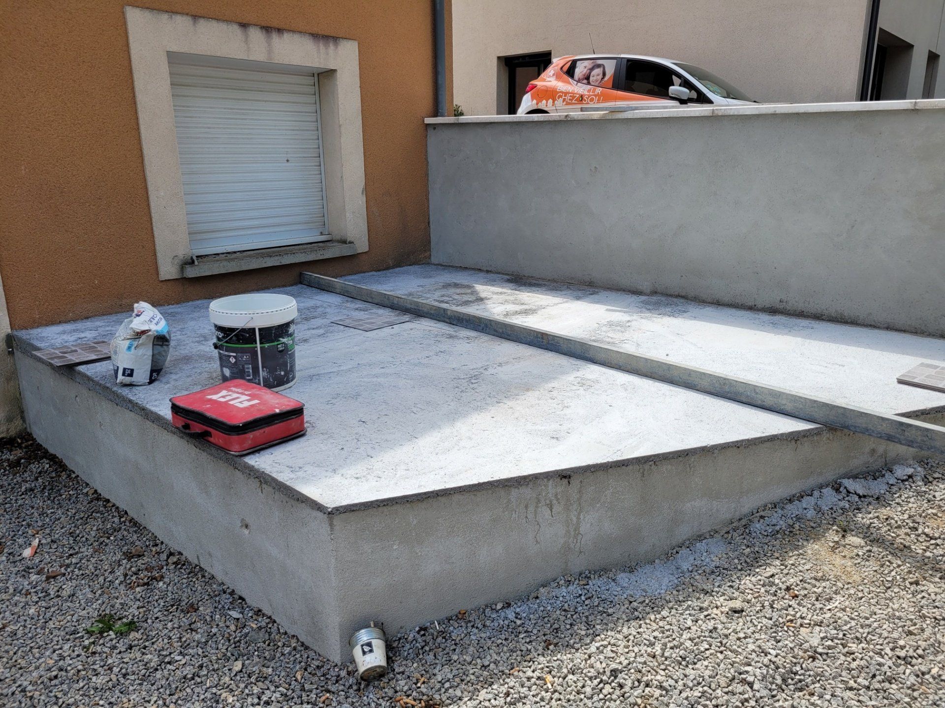 Création d'une dalle en béton pour une terrasse attenante à une maison