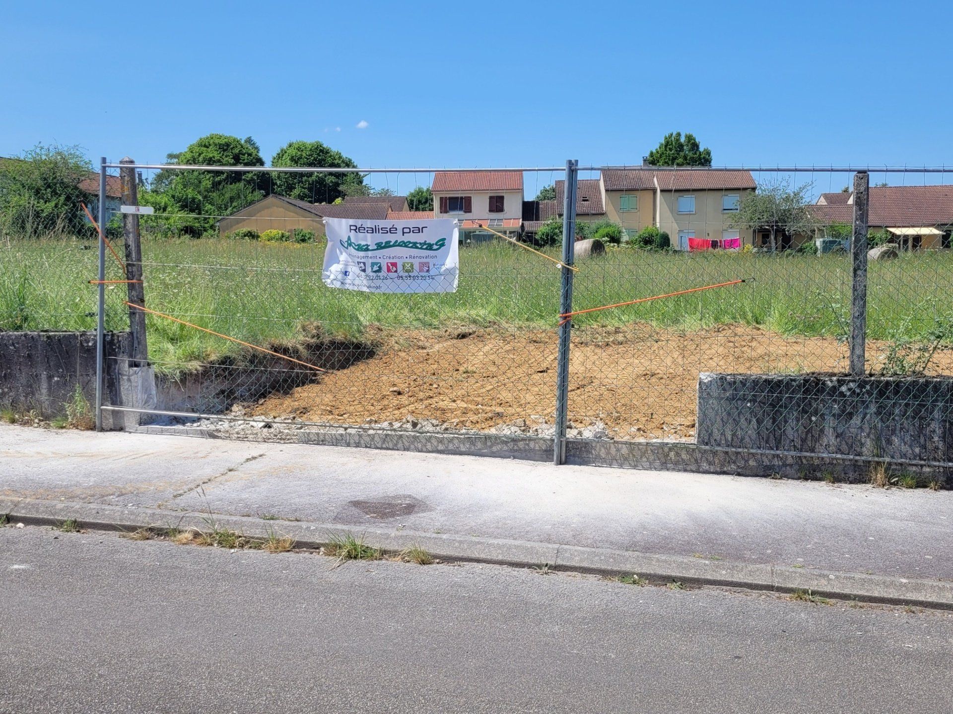 Terrain entouré de barrières