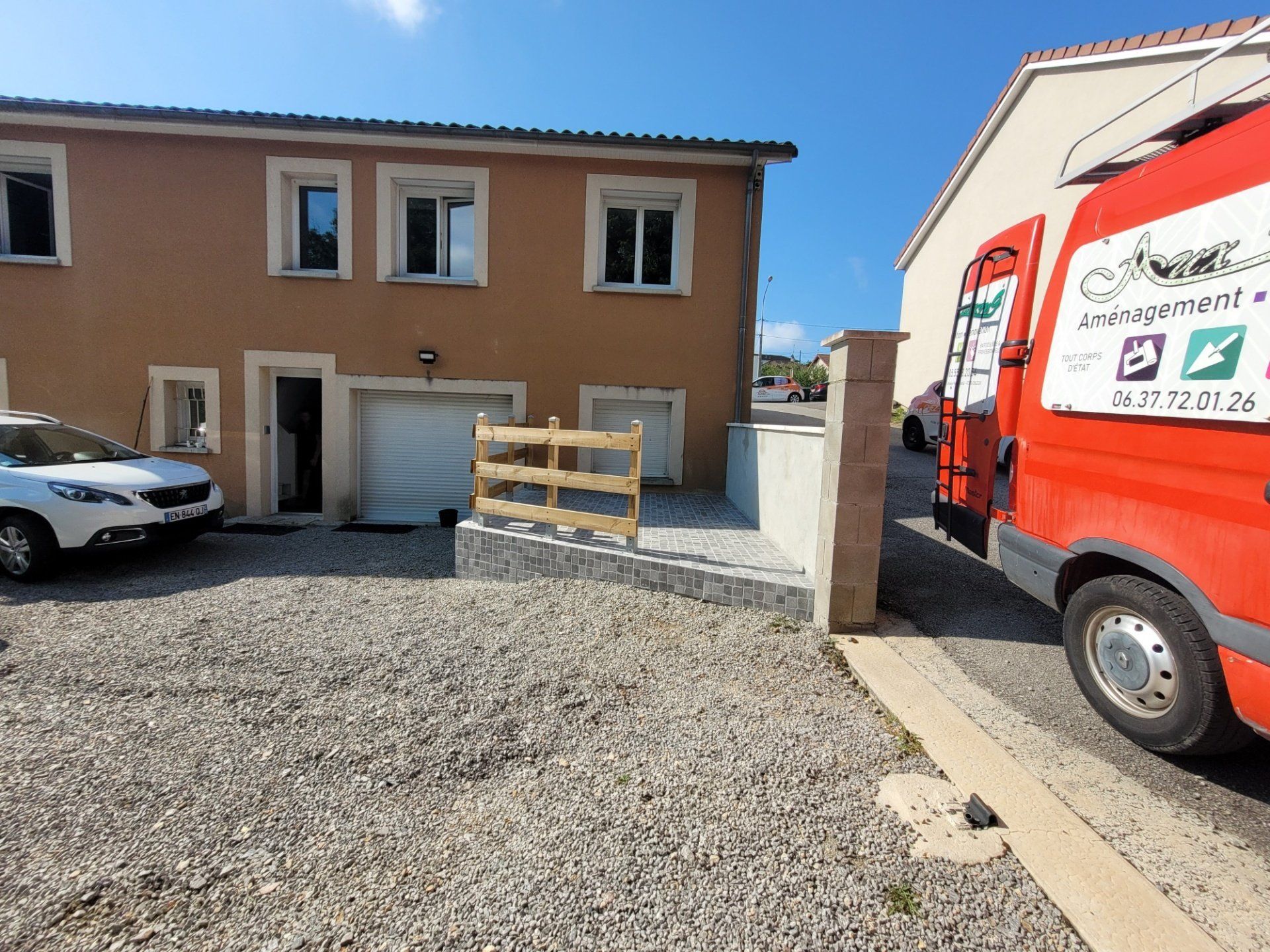 Camion aux Relooking 87 garé devant une maison en chantier
