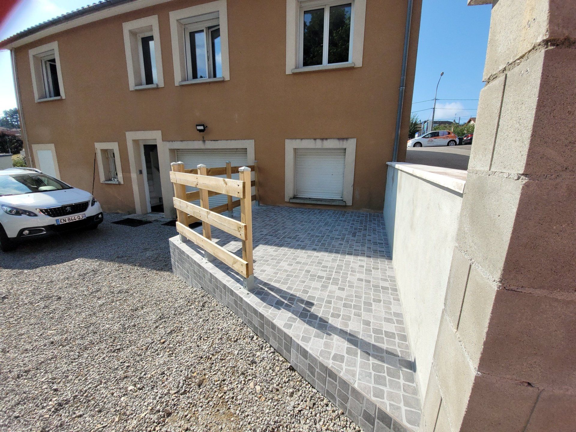 Création de dalles en béton pour une terrasse, pose de carrelage et garde-corps en bois