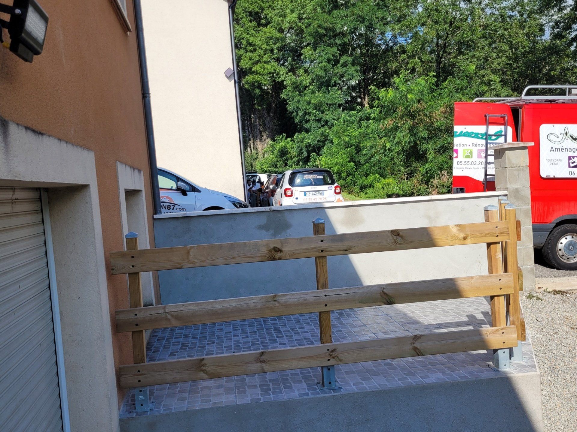 Terrasse carrelée et garde-corps en bois