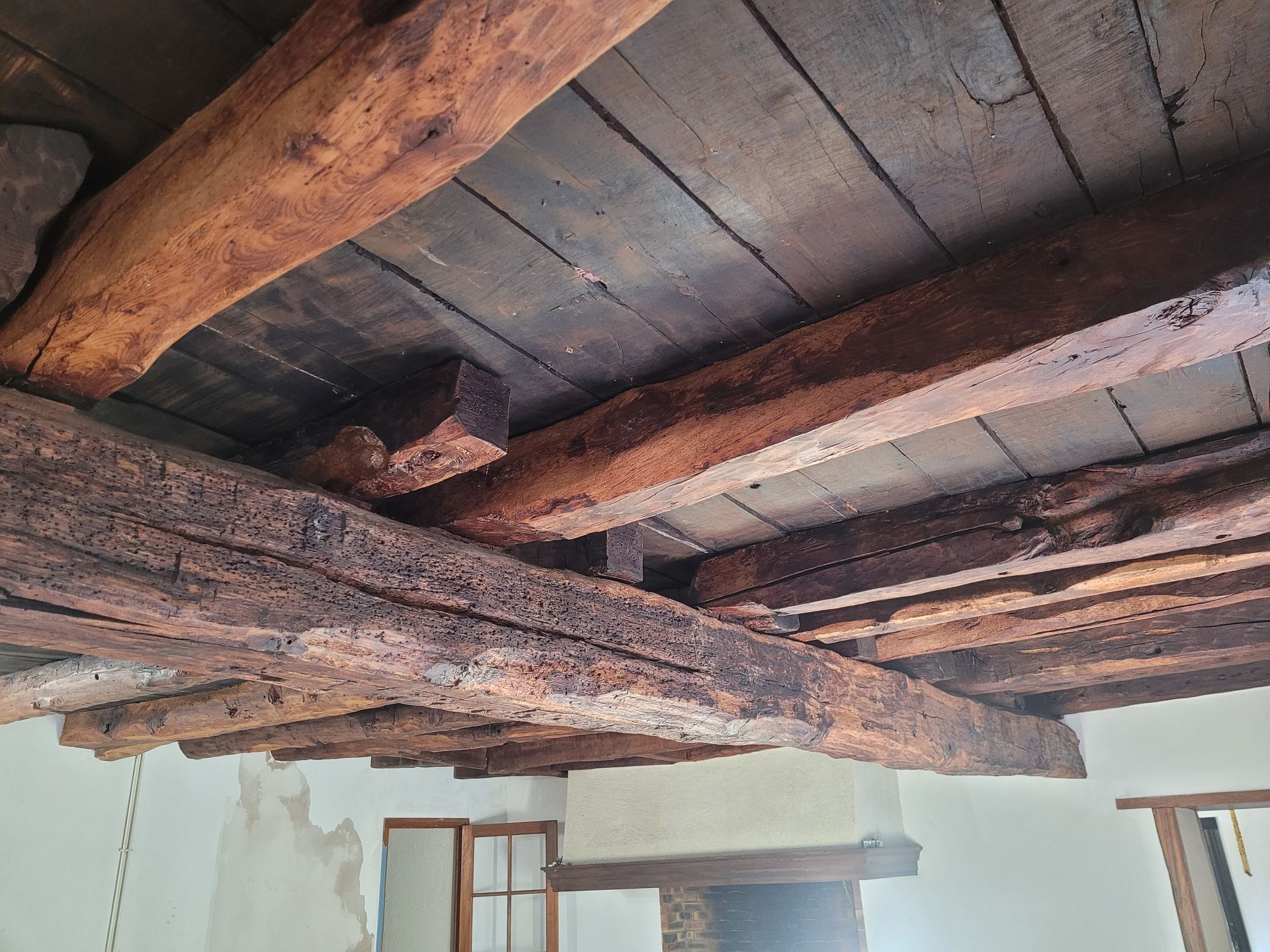 Gros plan sur des poutres en bois anciennes