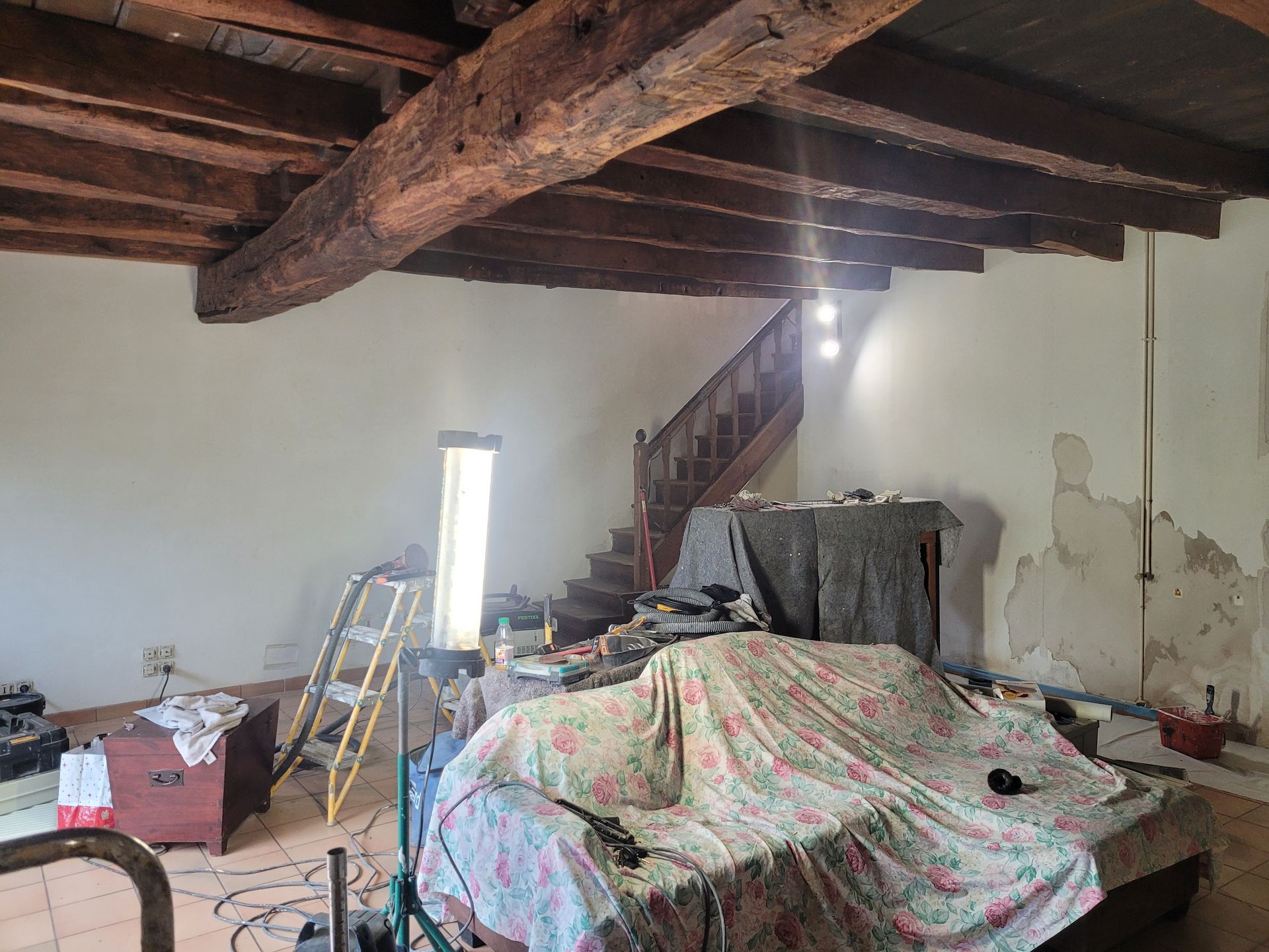 Pièces en travaux avec poutres anciennes