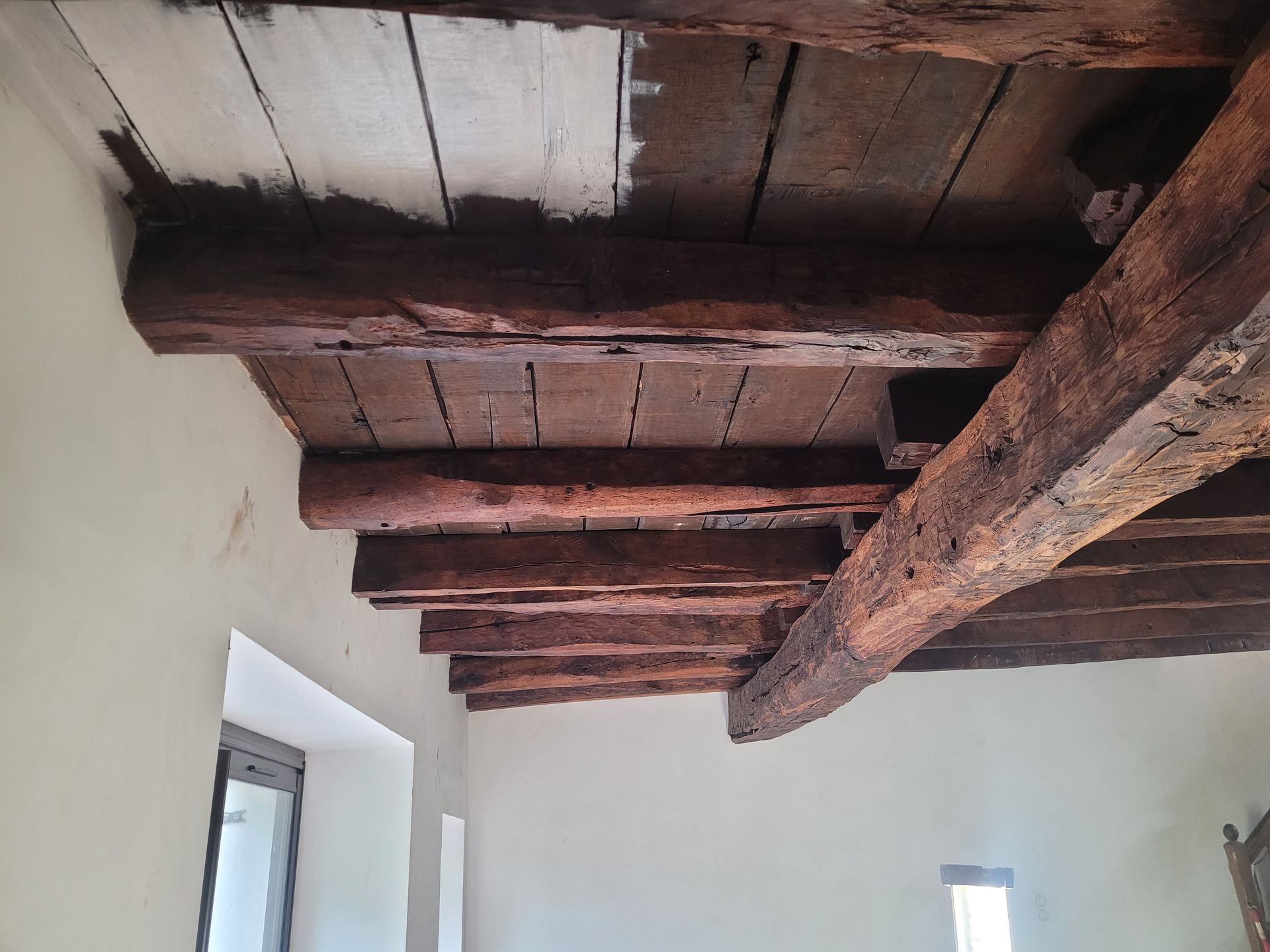 Restauration de poutres anciennes avec mise en peinture du plafond