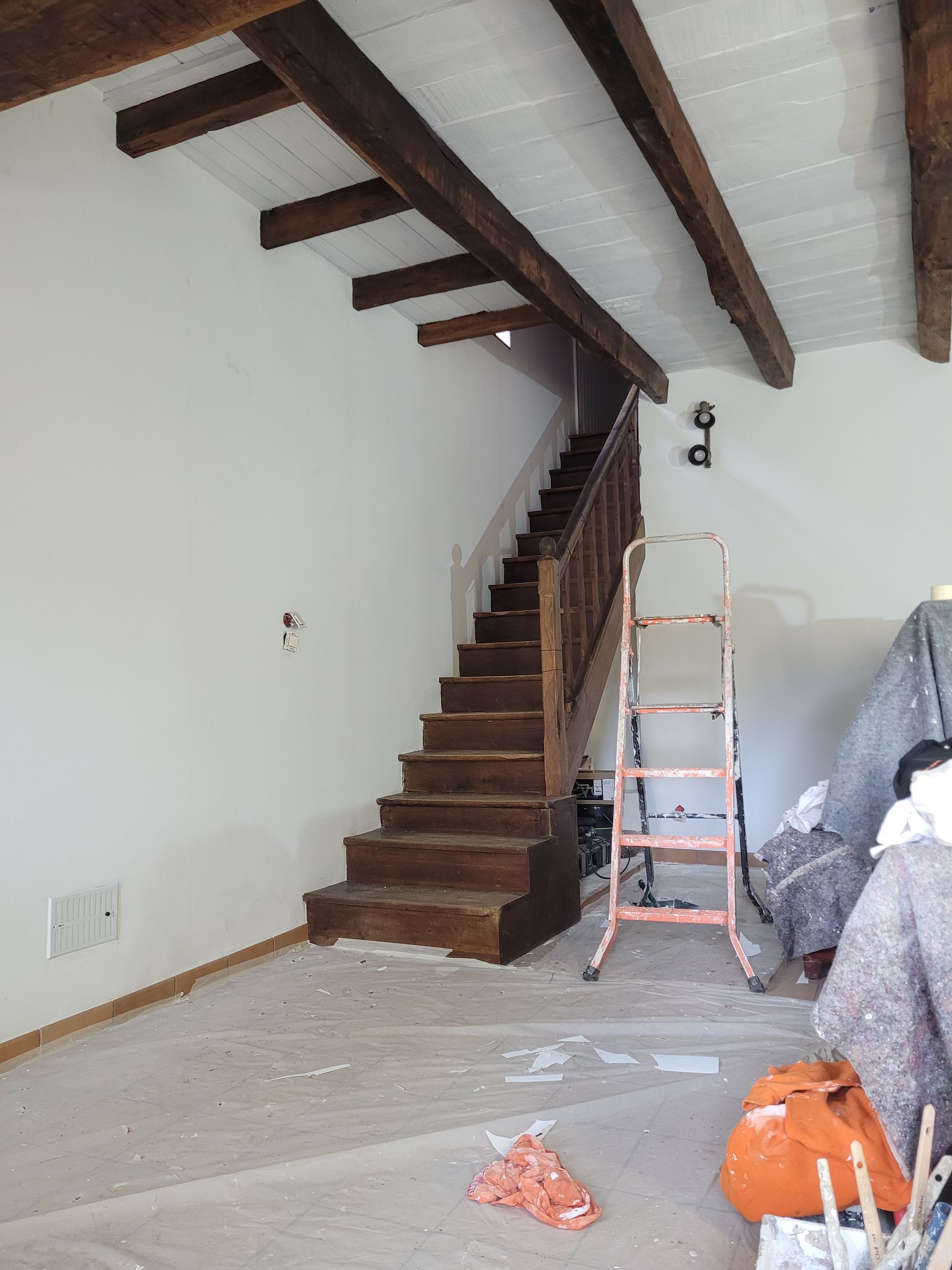 Escalier en bois rénové et mise en peinture des murs