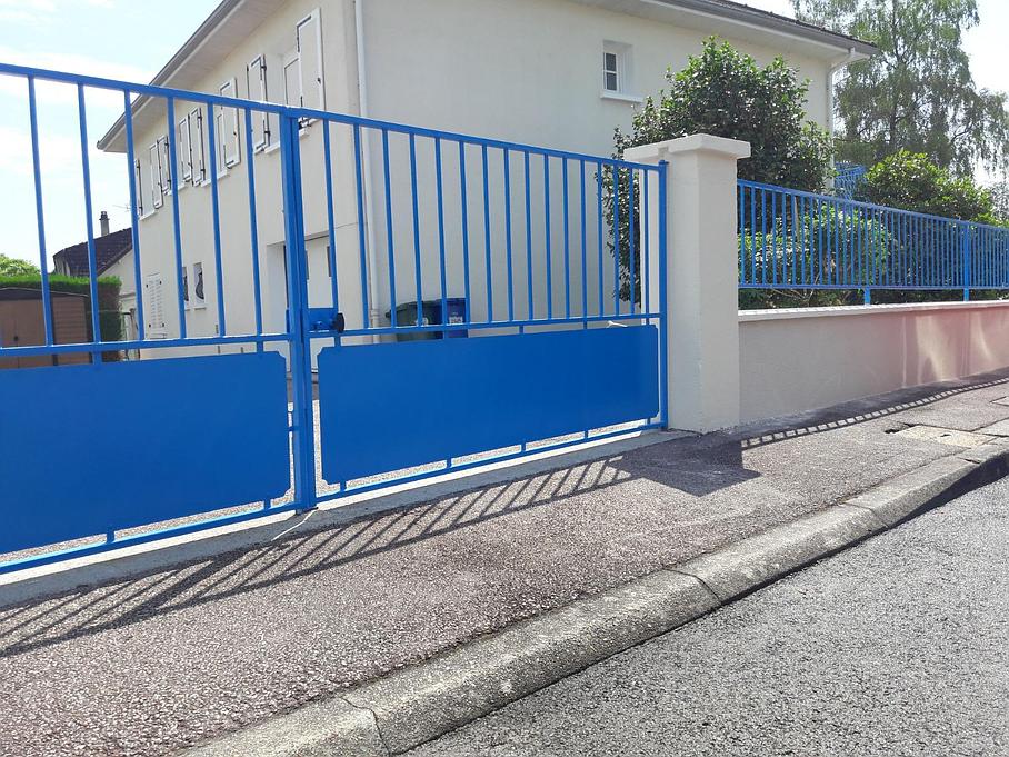 Portail bleu avec le muret rénové