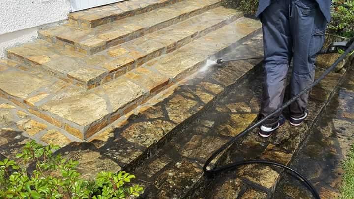 Nettoyage des marches en cours