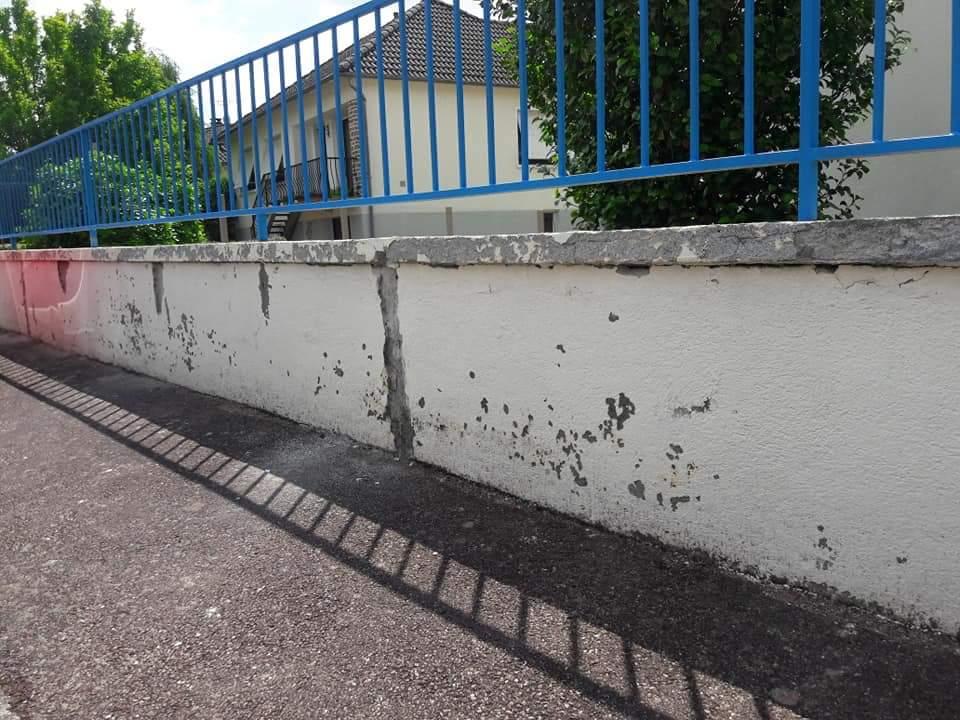 Muret avec de la peinture écaillée