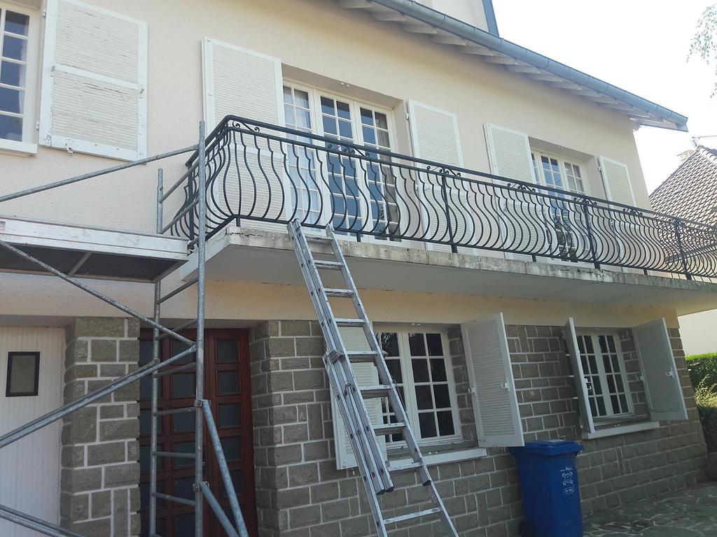 Façade d'une maison avec une échelle