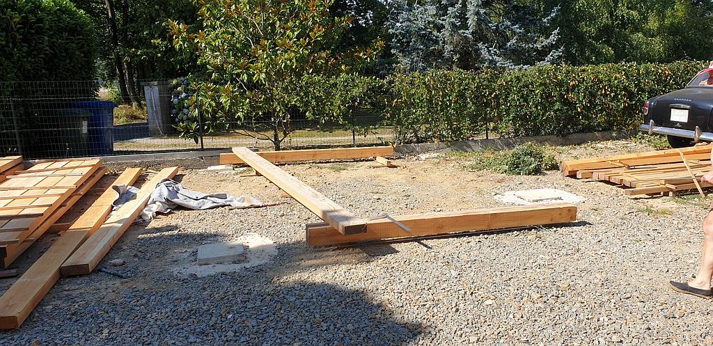 Planches en bois disposées avec des outils