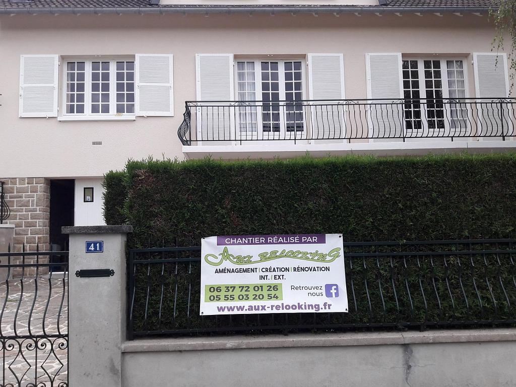 Maison avec une pancarte Aux Relooking