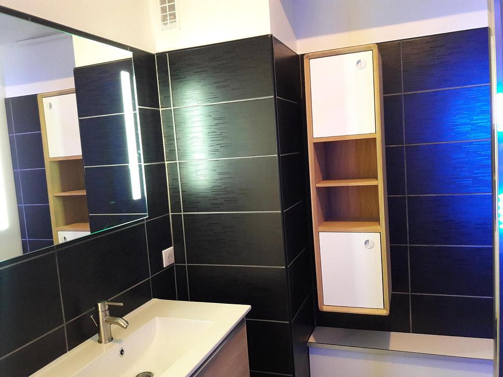 Salle de bain avec dalles noires et placard blanc