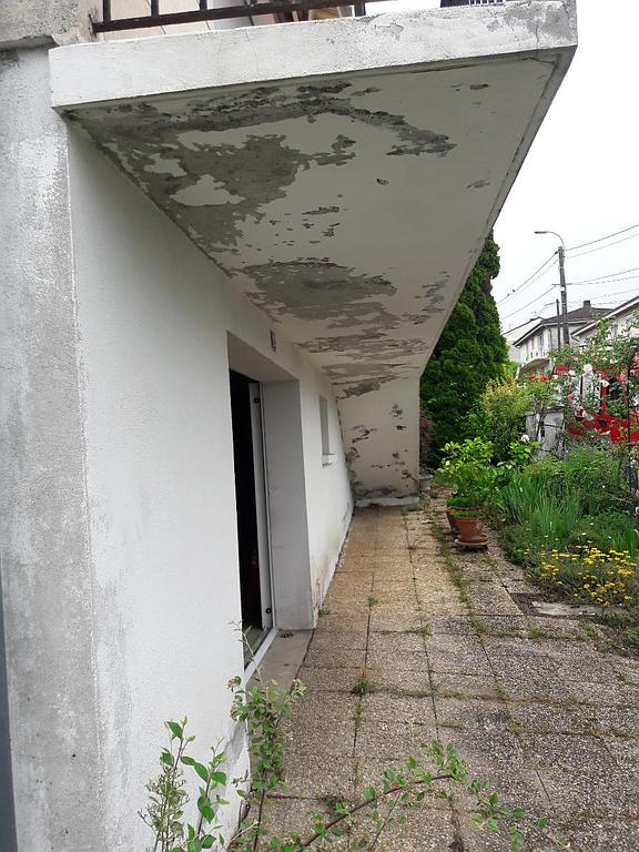 Porte menant à un jardin en mauvais état