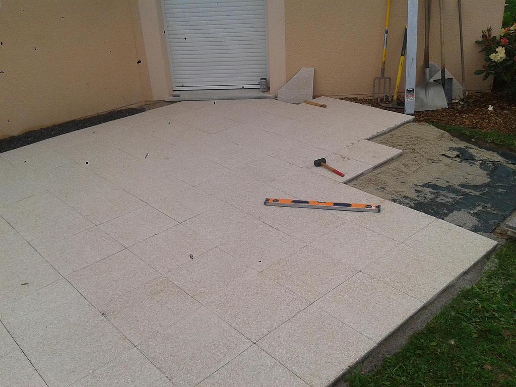 Création de terrasse avec des dalles et un mètre