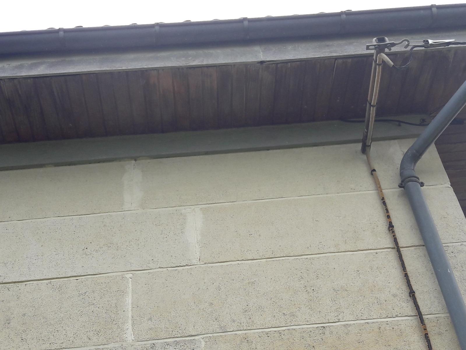 Dessous de toit encrassé