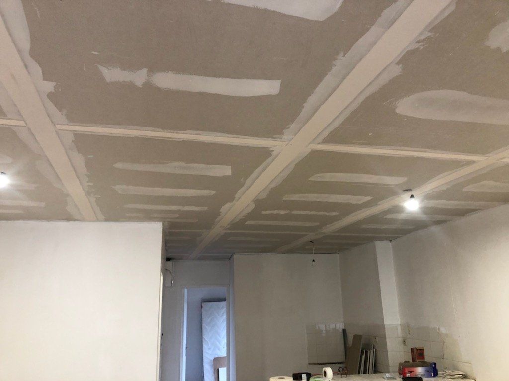 Plafond en travaux et installation de spots
