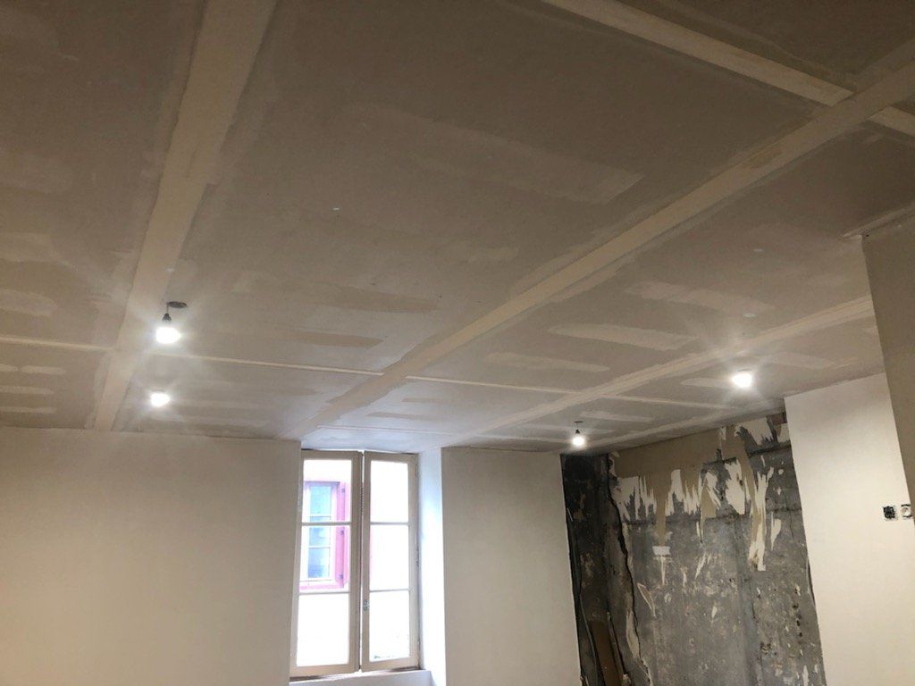 Plafond en travaux avec une fenêtre