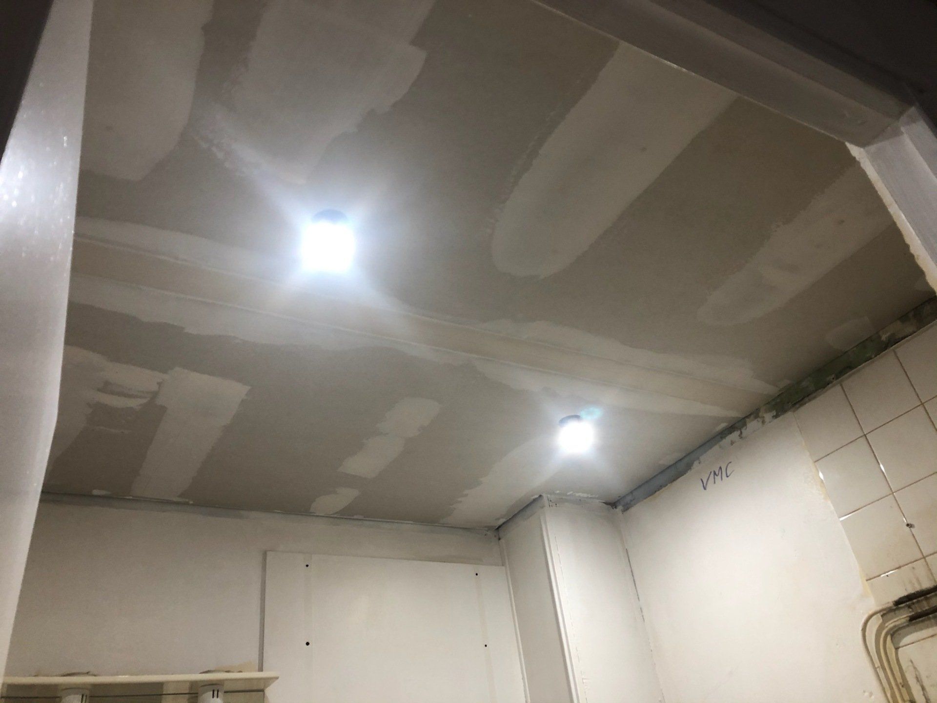 Plafond en travaux avec deux spots