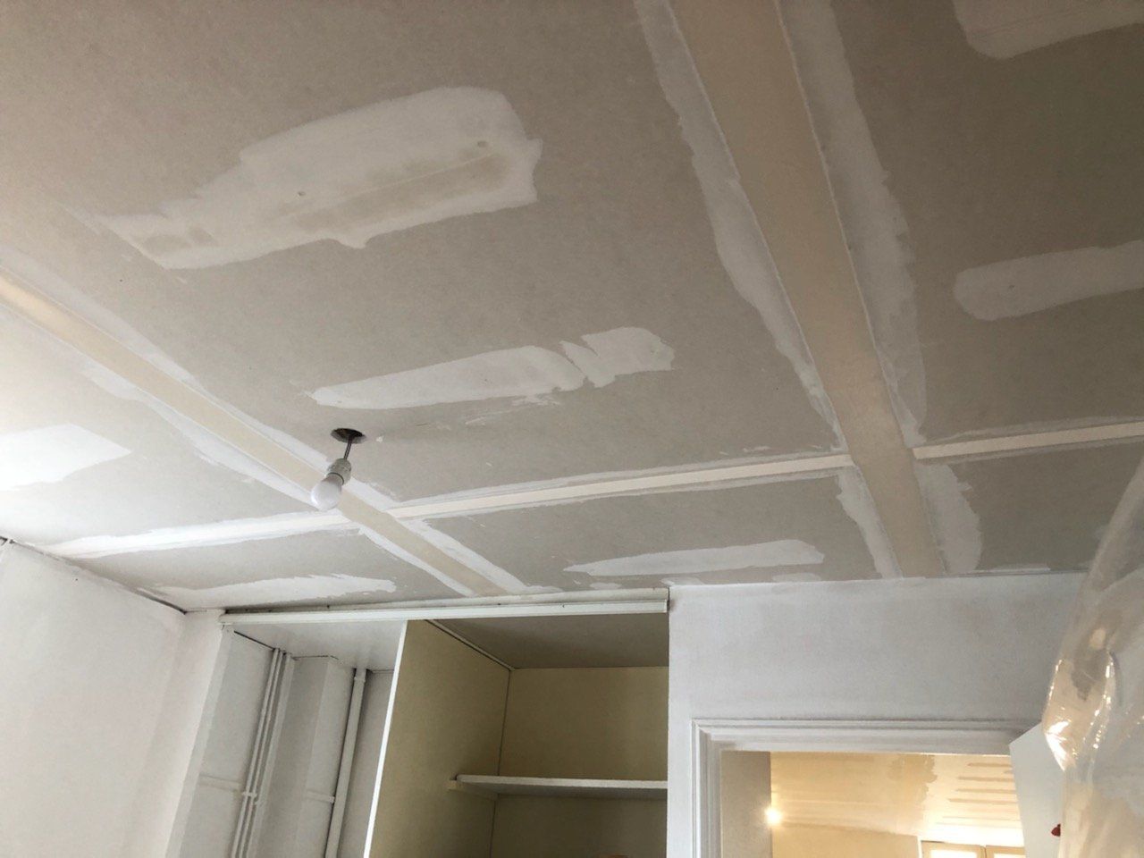 Plafond en travaux avec un spot éteint