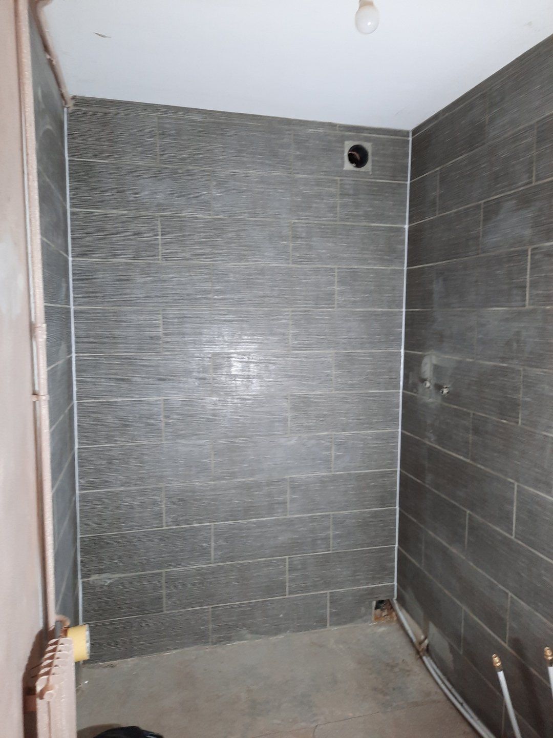 Mur entièrement rénové grâce à des carreaux gris