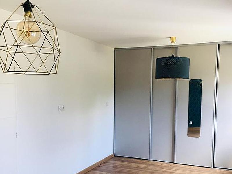 Chambre rénovée avec revêtement du sol et des murs neuf