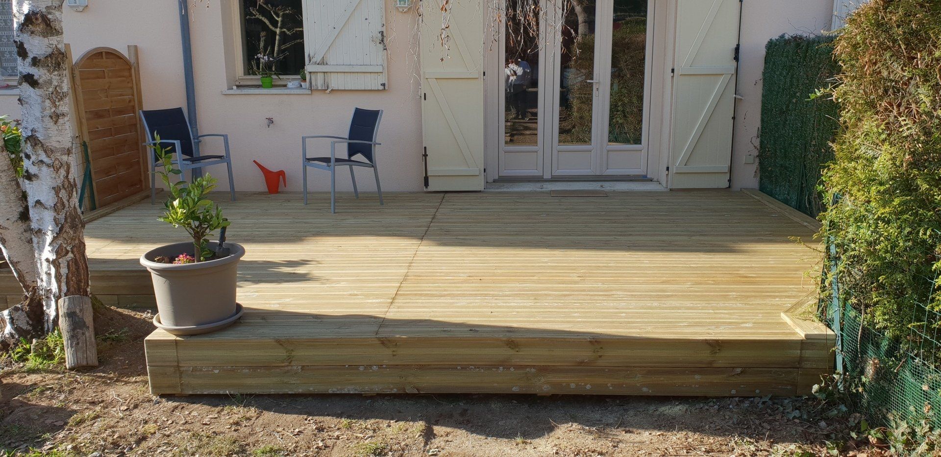 Terrasse en bois contre la façade d'une maison