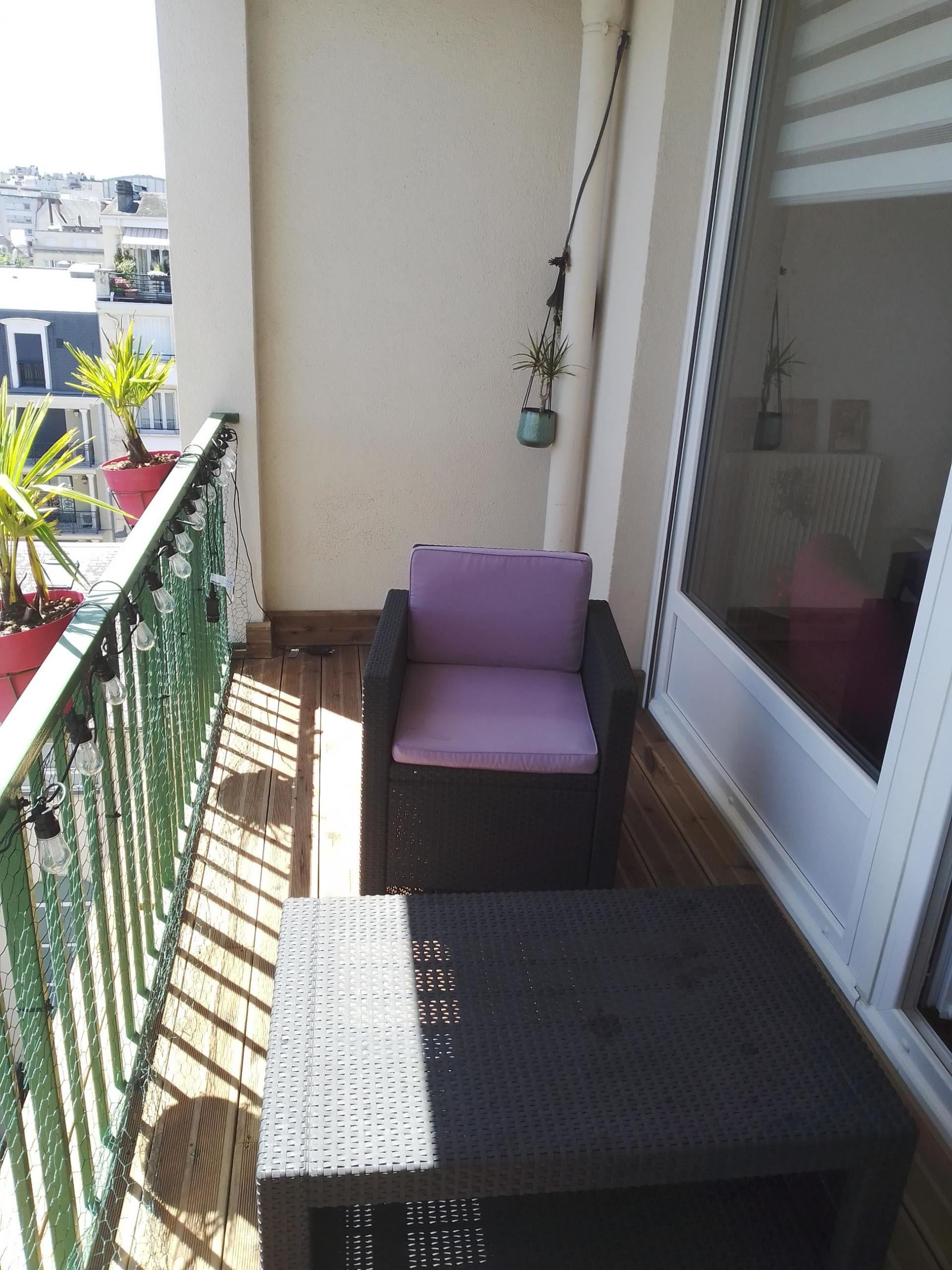 Fauteuil installé sur un balcon rénové
