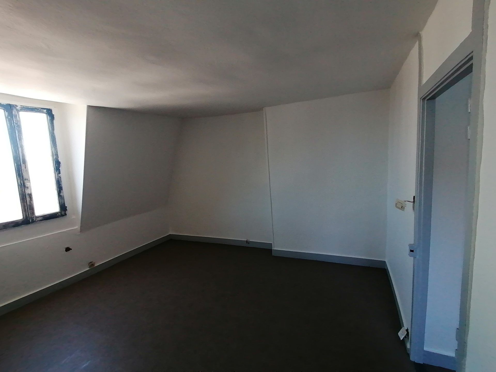 Pièce rénovée avec une fenêtre