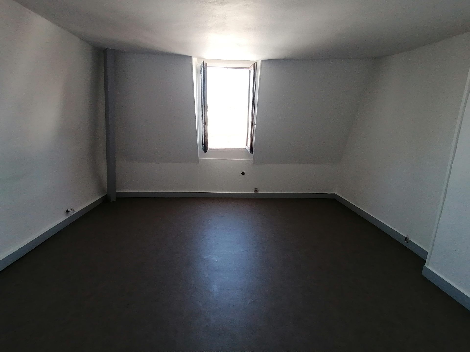 Pièce avec fenêtre dont le revêtement est rénové