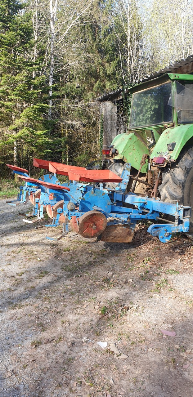 Tracteur garé qui sert à planter
